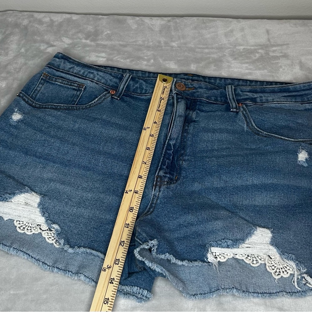 WILD FABLE Crochet Hem High Rise Jean Short Womens Size 18 - Picture 7 of 9